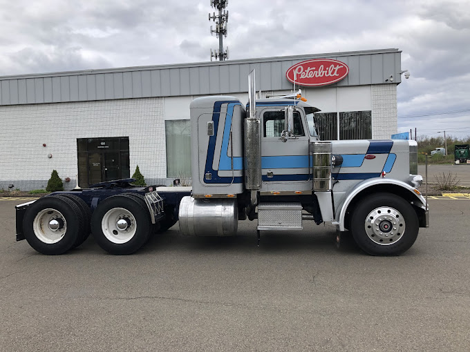 Peterbilt 389 in North Haven Connecticut