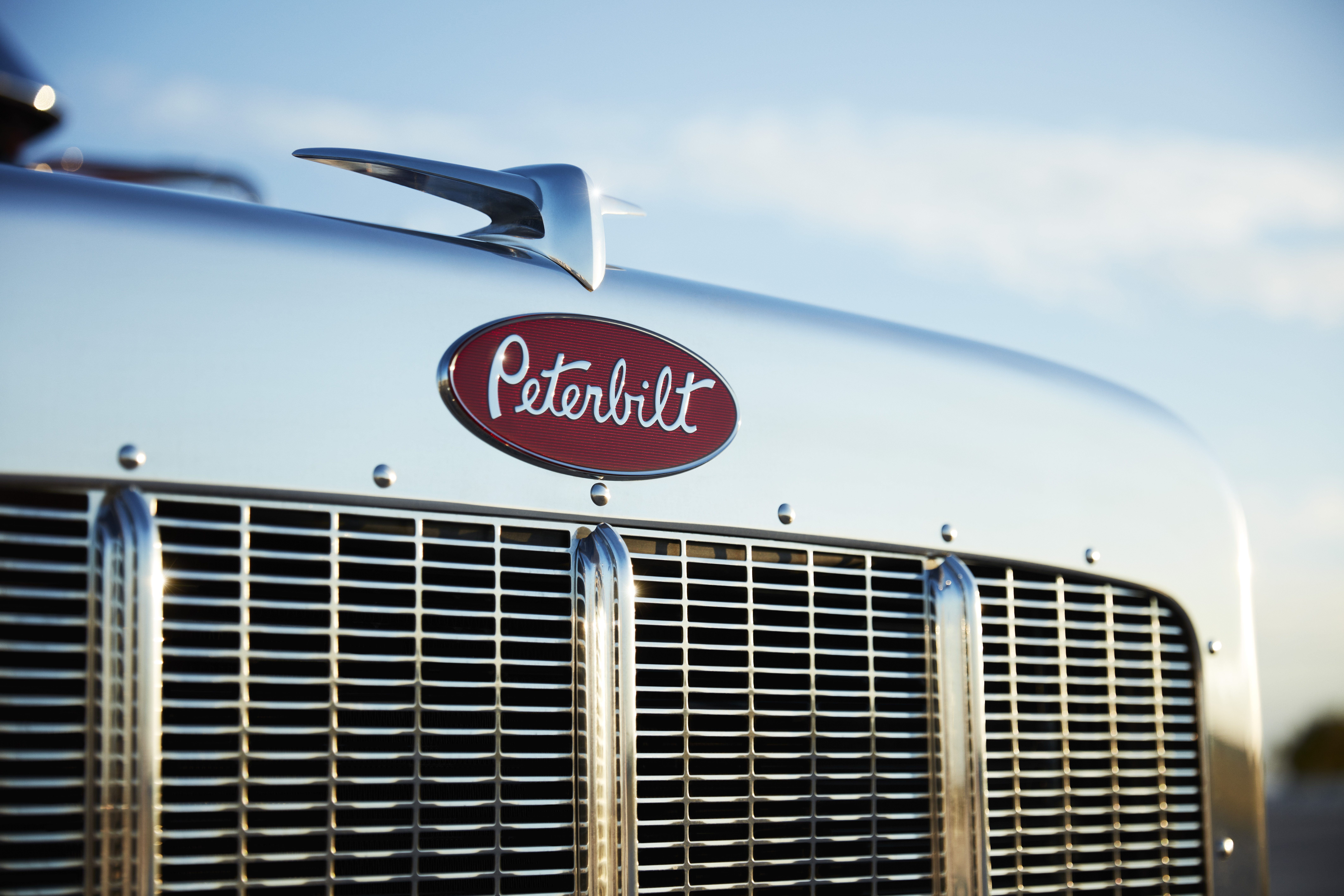 peterbilt-semi-truck-grill-with-red- peterbilt-oval