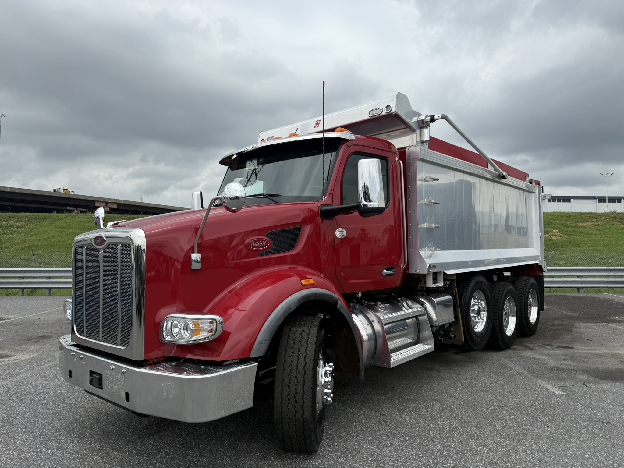 2023 Peterbilt 567