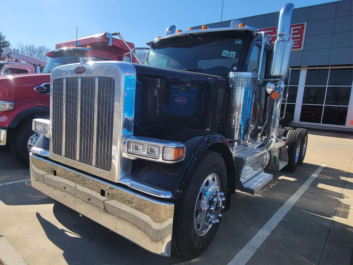 2027 Peterbilt 589