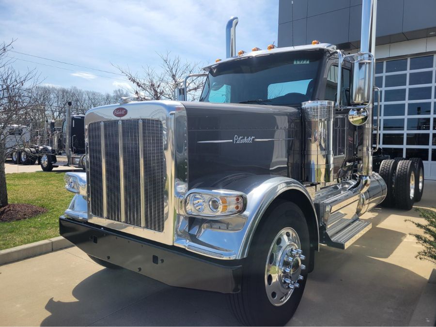 2025 Peterbilt 589