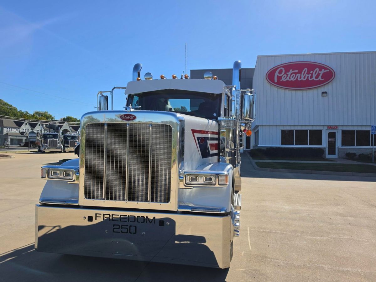2027 Peterbilt 589